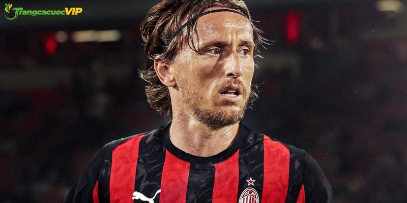 Luka Modric tiếp tục khoác áo AC Milan sau khi gia hạn hợp đồng đến năm 2027